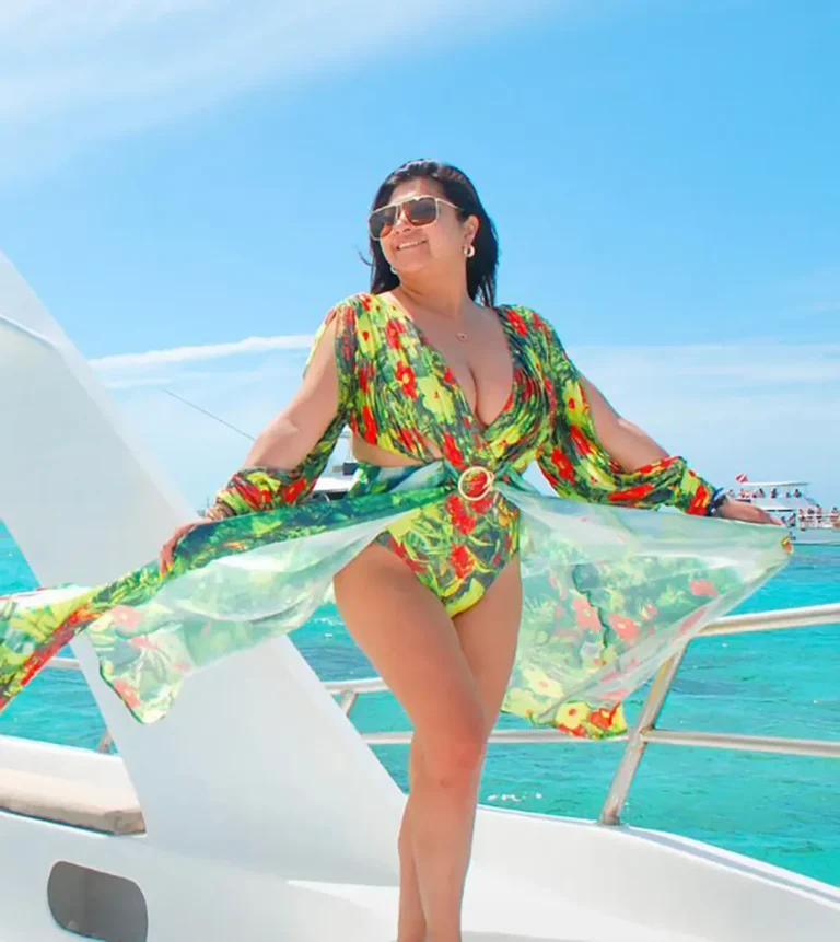Guest with a colourful sarong in front of the turquoise sea in Punta Cana