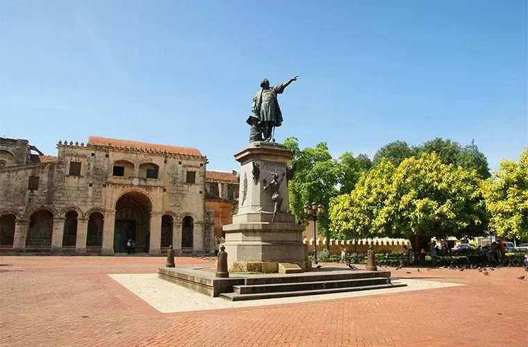 Parque Colon with the Columbus monument and the historic buildings of Santo Domingo