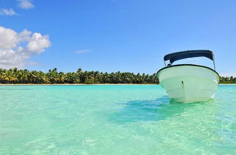 Speedboat anchored in the shallow turquoise of the natural pool